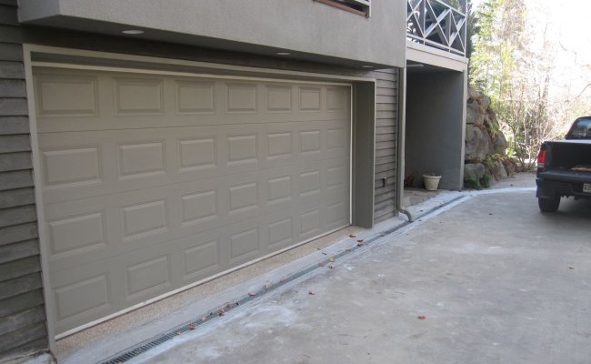 Photo : Garage résidentiel caniveau drainant maison québec polydrain